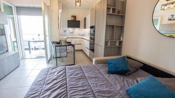 Tabla de planchar con plancha, wifi gratis y ropa de cama