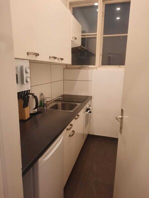 Apartemen Basic | Dapur pribadi | Microwave, oven, kompor, dan peralatan masak/sendok-piring