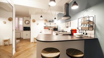 Kühlschrank, Mikrowelle, Ofen, Wasserkocher mit Kaffee-/Teezubehör