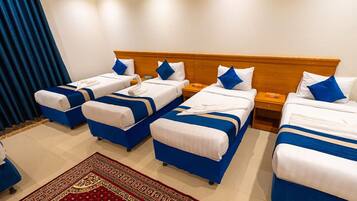 Minibar, coffres-forts dans les chambres, bureau