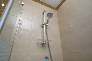 Combined shower/bathtub, free toiletries, towels, soap