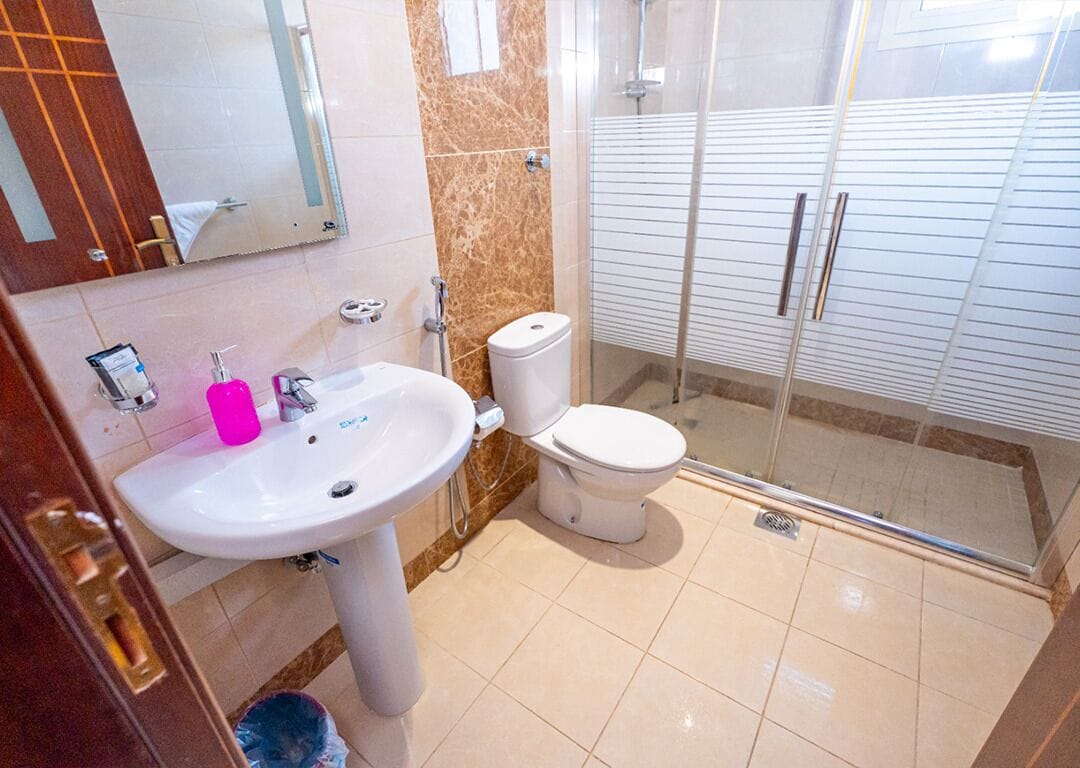 Combined shower/tub, free toiletries, towels, soap