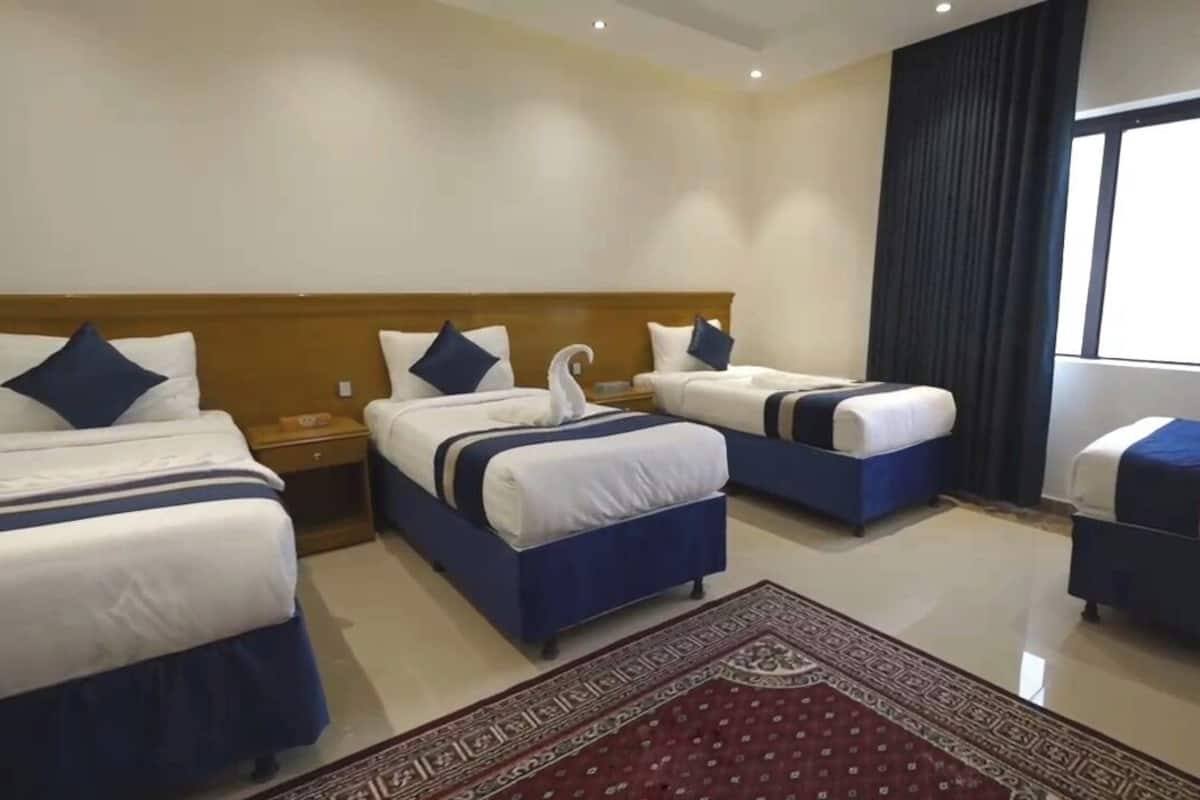 خزنة داخل الغرفة ومكتب ومساحة عمل للكمبيوتر المحمول وواي فاي مجانًا