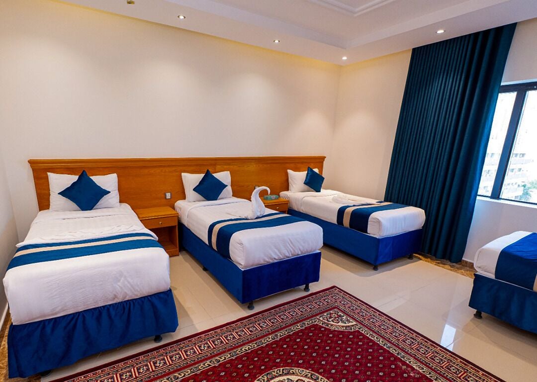 Minibaari, tallelokero huoneessa, työpöytä