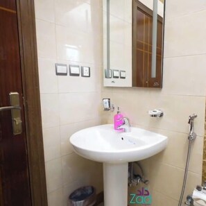 وحدات دش مع أحواض استحمام، مستلزمات مجانية للعناية الشخصية، مناشف، صابون