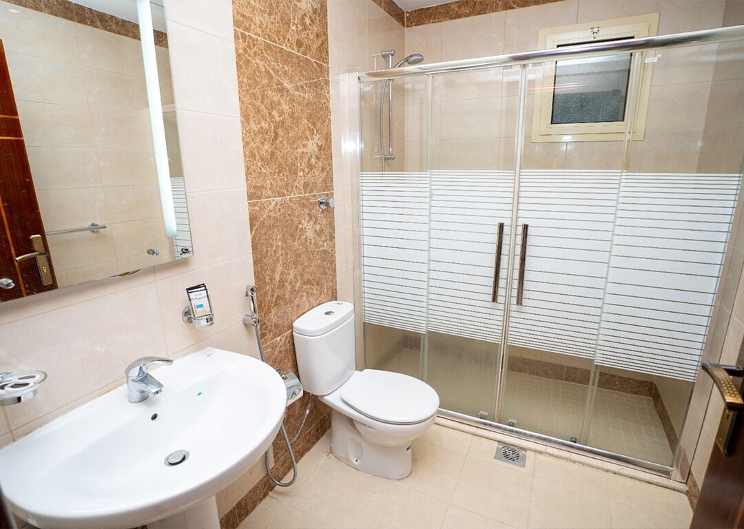 Combined shower/tub, free toiletries, towels, soap