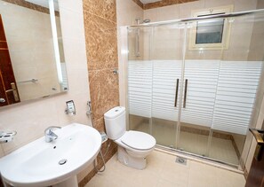 Combined shower/bathtub, free toiletries, towels, soap - Al Safa hotel (Makkah)