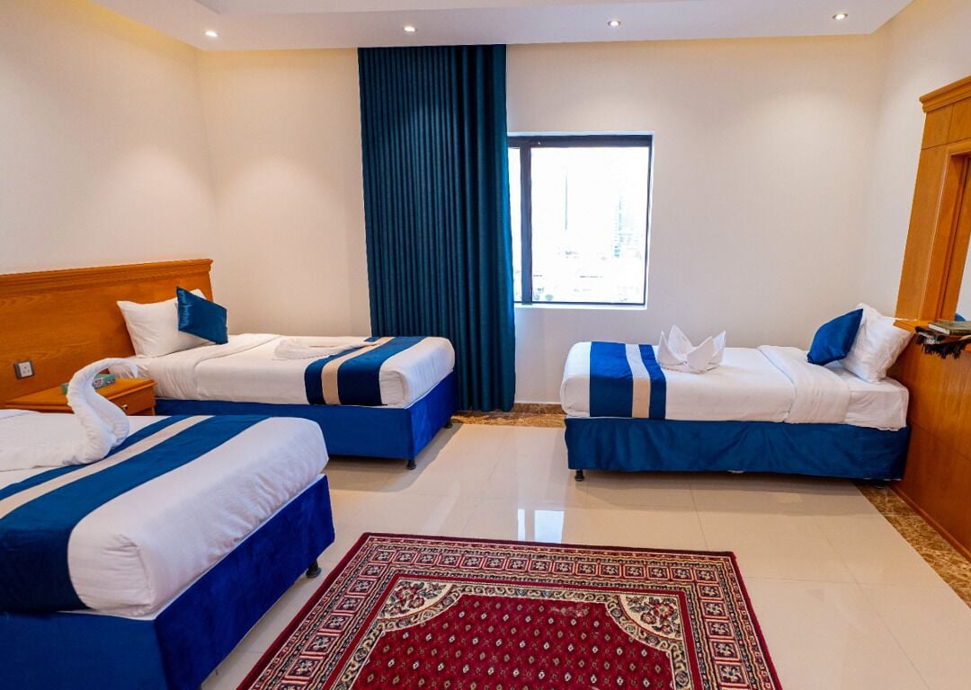 Minibaari, tallelokero huoneessa, työpöytä