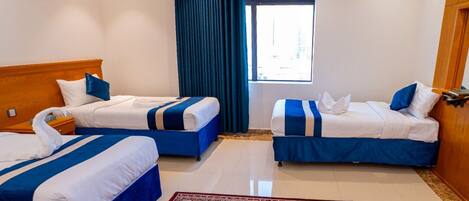 Minibar, caixa forta a l'habitació i escriptori