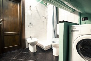 Shower, hair dryer, towels - Gariglio al Carmine - Appartement intimiste sur les toits génois (Genova)
