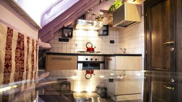 KĂŒhlschrank, Ofen, Wasserkocher mit Kaffee-/Teezubehör, Wasserkocher