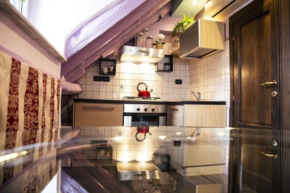 ثلاجة، فرن، ماكينة لصنع القهوة/الشاي، غلّاية كهربائية