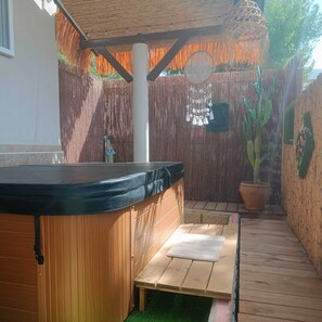 Tina de hidromasaje al aire libre