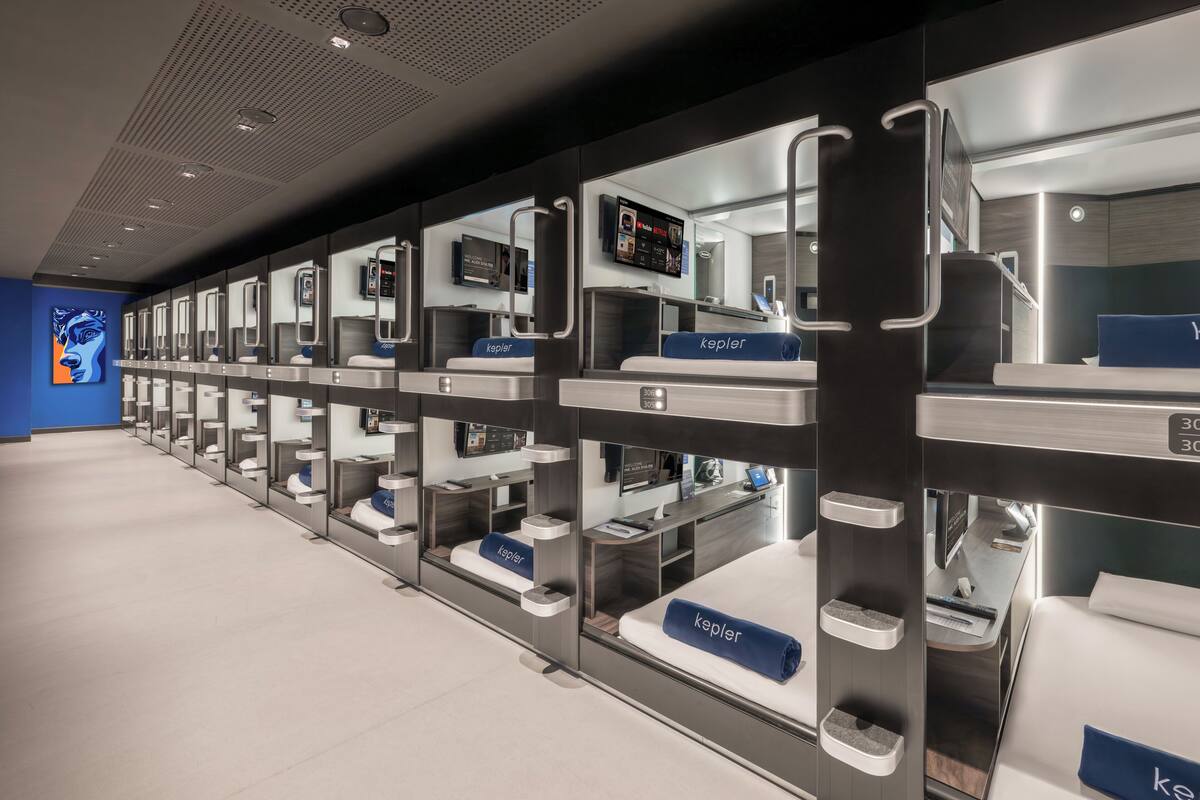 Escritorio, espacio para trabajar con laptop y wifi gratis