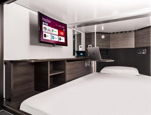 Escritorio, espacio para trabajar con laptop y wifi gratis 