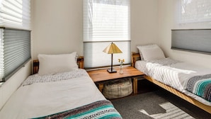 A bedroom with two beds, a desk, a lamp, and a ceiling fan. - Quiet, 3-bedroom house with calm natural light (Nashville)
