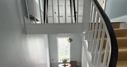 Renovated historical Portumna Flat- sleeps 8