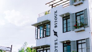 Ein modernes Hotelgebäude mit einem auffälligen Schild, auf dem "HOTEL BIJOUX" steht.