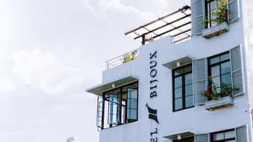 Vista frontal de la propiedad