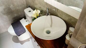 Kamar Double Deluks | Kamar mandi | Shower, pengering rambut, handuk, dan sabun