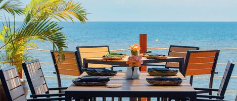 Privat strand i nærheten, hvit sand og strandtelt (mot et tillegg)