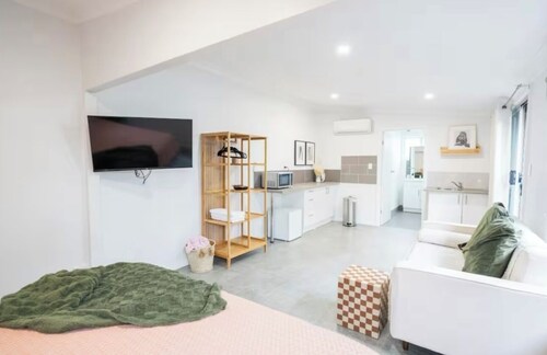 Pink Muse, 3 Mins to Ettalong Beach