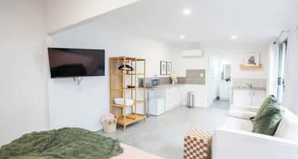 Pink Muse, 3 Mins to Ettalong Beach