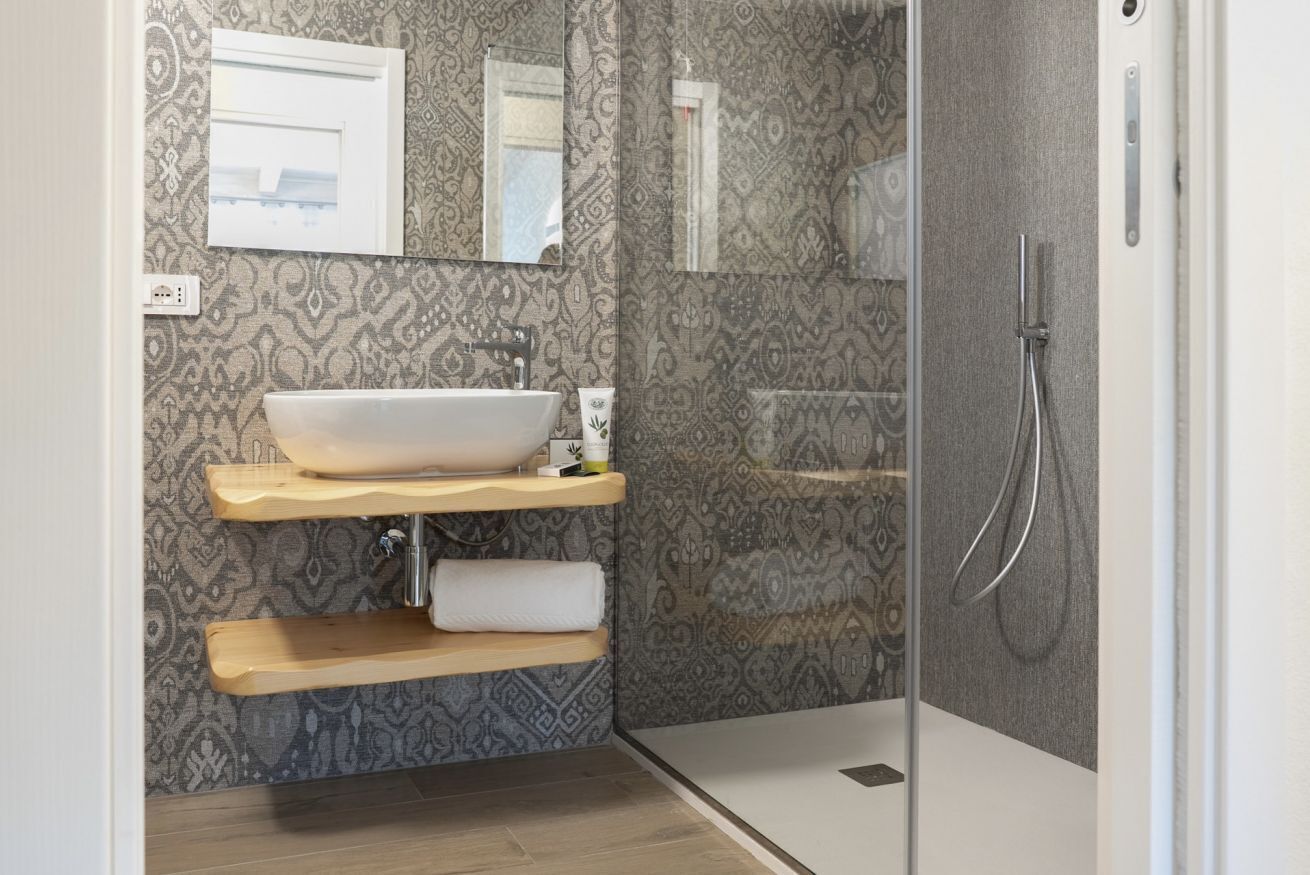 Shower, bidet, towels