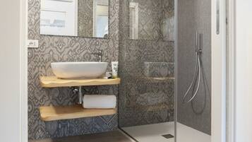 Shower, bidet, towels