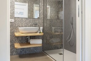 Dusche, Bidet, Handtücher