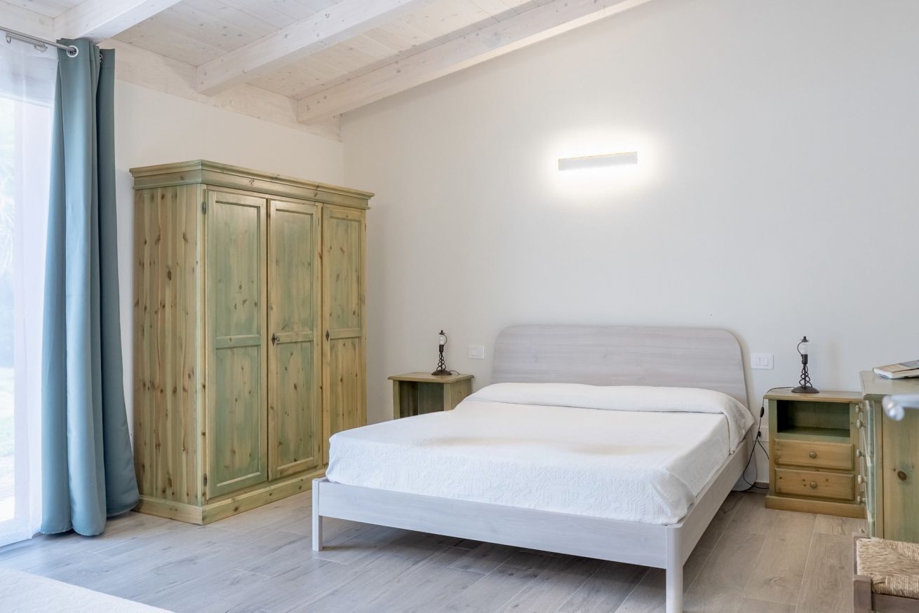 1 chambre, fer et planche à repasser, lit parapluie