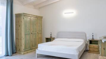 1 chambre, fer et planche Ă repasser, lit parapluie