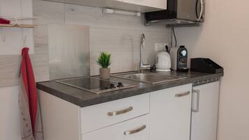 Kühlschrank, Mikrowelle, Herdplatte, Wasserkocher mit Kaffee-/Teezubehör