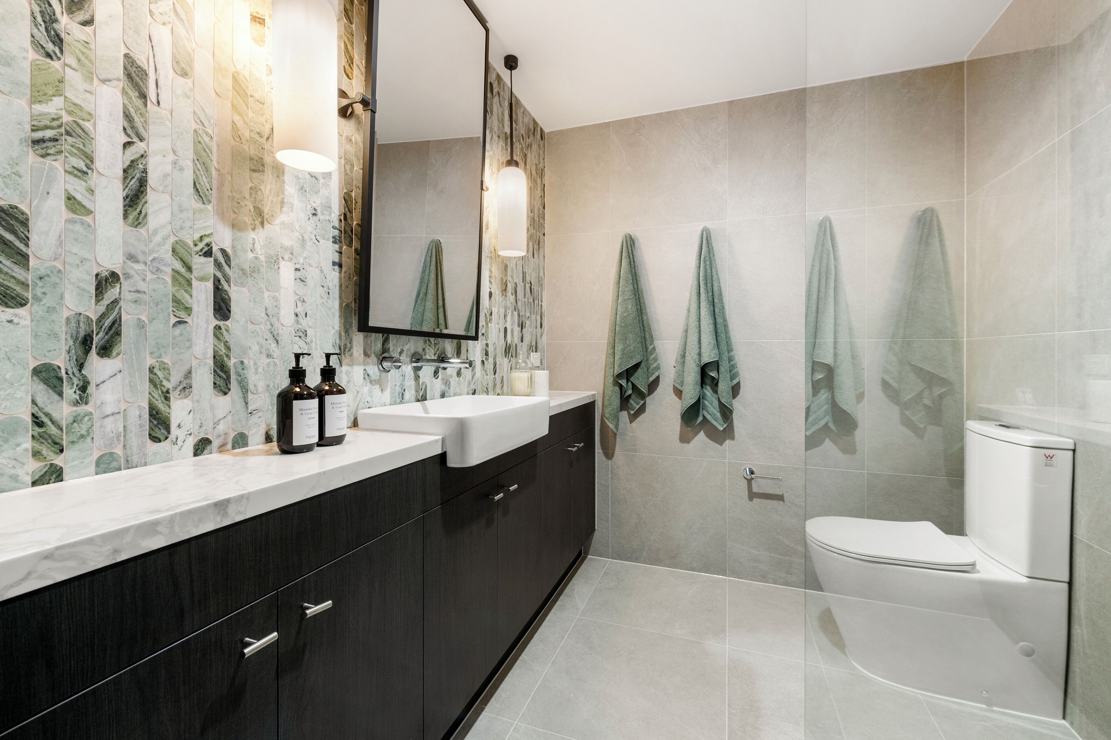 Douche, sèche-cheveux, serviettes fournies, savon