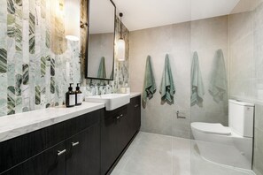 Regadera, secadora de cabello, toallas, jabón 