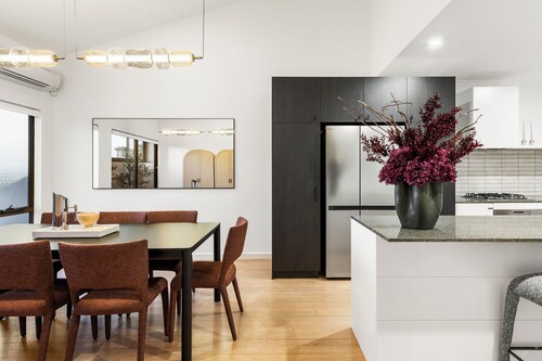 Ease And Grace in Luxe Port Melbourne Townhouse. City Views. Newly renovated.