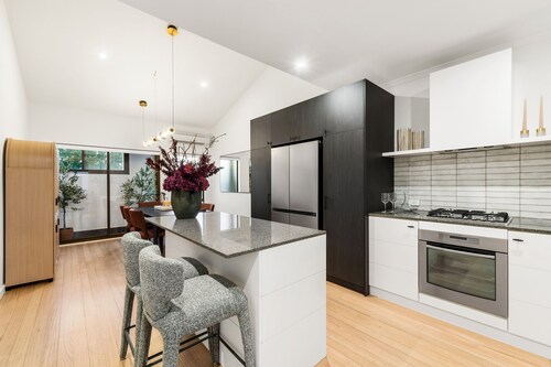 Ease And Grace in Luxe Port Melbourne Townhouse. City Views. Newly renovated.