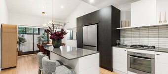 Ease And Grace in Luxe Port Melbourne Townhouse. City Views. Newly renovated.