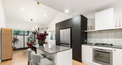 Ease And Grace in Luxe Port Melbourne Townhouse. City Views. Newly renovated.