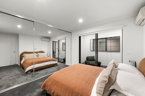 Tabla de planchar con plancha, wifi y ropa de cama 