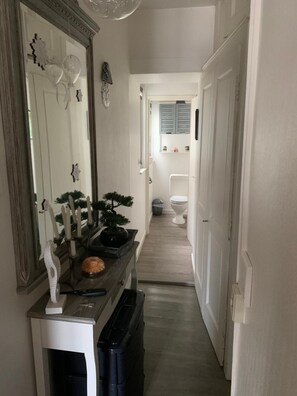 Dusj, toalettartikler (inkludert) og hårføner