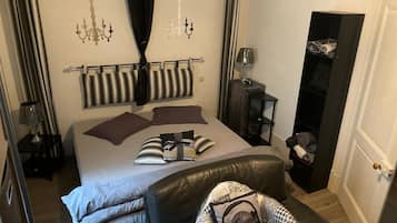 Een strijkplank/strijkijzer, wifi, beddengoed