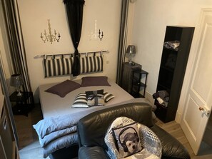 Een strijkplank/strijkijzer, wifi, beddengoed