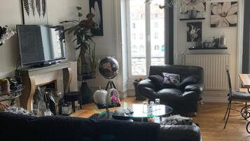 Télévision, table de tennis de table