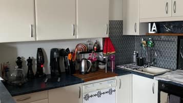 Een koelkast, een microgolfoven, een oven, een kookplaat