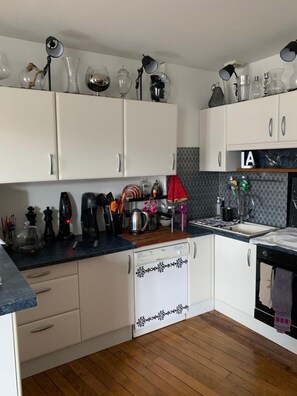 Fridge, microwave, oven, stovetop - Apartment "Au Quai 1921" with Wi-Fi and Air Conditioning (Besançon)