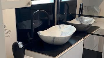 Douche, articles de toilette (gratuits), séchoir à cheveux