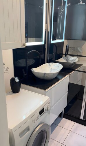 Shower, free toiletries, hair dryer - Apartment "Au Quai 1921" with Wi-Fi and Air Conditioning (Besançon)