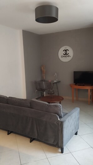 Living area - Colombine au Calme, Free parking, Terrace,Tram,Metro (15mn from center),Cot (Vénissieux)
