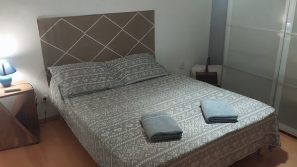 2 bedrooms, bed sheets - Colombine au Calme, Free parking, Terrace,Tram,Metro (15mn from center),Cot (Vénissieux)